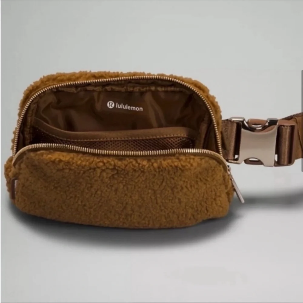 NWT Lululemon Everywhere Belt Bag,
Fleece - Picture 3 of 8